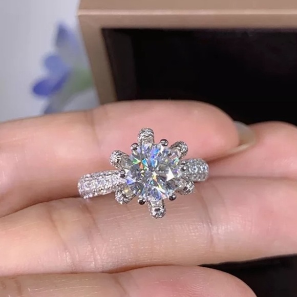 NEW 18k White Gold 3 Carat Floral Engagement Ring - Picture 2 of 9